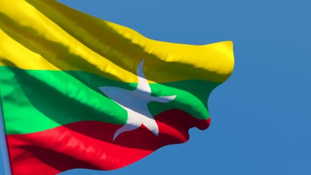 Державний прапор М "янми пурхає вітром проти блакитного неба. — стокове відео