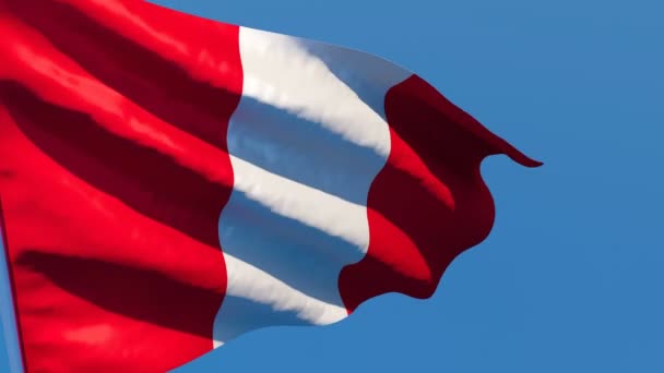 La bandera nacional del Perú ondea en el viento contra un cielo azul — Vídeo de stock