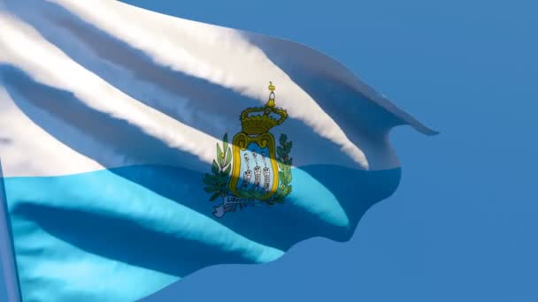 La bandera nacional de San Marino ondea en el viento contra un cielo azul — Vídeo de stock