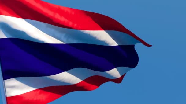 Tayland 'ın ulusal bayrağı mavi gökyüzüne karşı rüzgarda dalgalanıyor. — Stok video