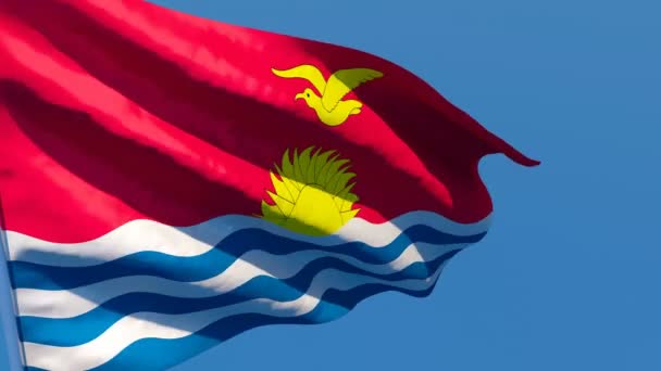 A bandeira nacional de Kiribati flutters no vento contra um céu azul — Vídeo de Stock