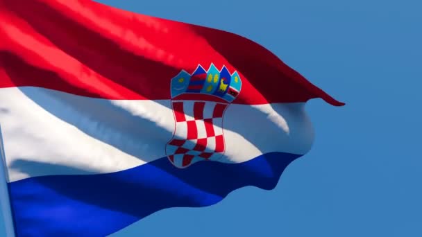 La bandera nacional de Croacia ondea en el viento contra un cielo azul — Vídeo de stock