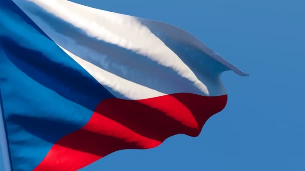 La bandera nacional de Chequia ondea en el viento contra un cielo azul — Vídeo de stock