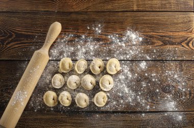 el yapımı köfte ve ahşap bir masa üzerinde bir oklava