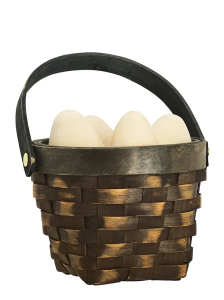 Ovos de Páscoa em uma cesta de vime. vime de pato. ovo de madeira . — Fotografia de Stock