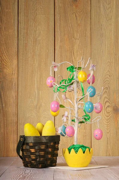 Easter tree and wicker basket with eggs — Stock Photo, Image