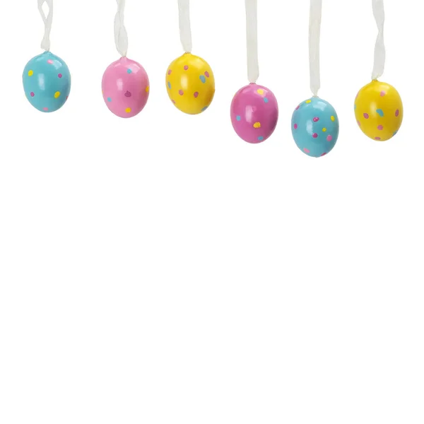 Bir ip üzerinde renkli Paskalya yumurtaları. İzole. — Stok fotoğraf