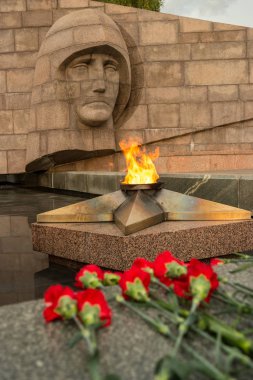 Samara, Rusya - 14 Eylül 2017: Eternal flame Zafer Meydanı'nda. Anıt, kırmızı çiçekler.