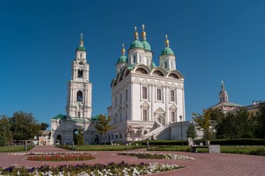 Varsayım Katedrali ve katedral çan kulesi bir açık sonbahar gününde Astrahan Kremlin bölgesinde Prechistinsky kapaklı. 
