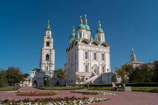 Varsayım Katedrali ve katedral çan kulesi bir açık sonbahar gününde Astrahan Kremlin bölgesinde Prechistinsky kapaklı. 