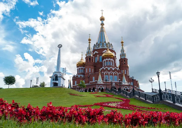 Izhevsk, Rusya Federasyonu şehri. Bulutlu bir günde güzel görünümü St. Michael'ın Katedrali. Udmurtya Cumhuriyeti.