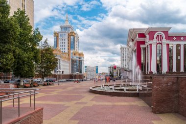Saransk, Rusya - 25 Ağustos 2017: View Opera ve bale Tiyatrosu ve Ogarev Mordovia Devlet Üniversitesi şehir merkezinde.