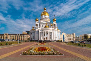 Saransk, Rusya - 25 Ağustos 2017: Katedrali, St. Theodore Ushakov güneşli bir gün, güzel manzarasına.