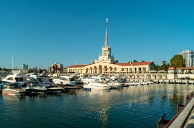 Soçi, Rusya - 2 Eylül 2017: Ticari deniz bağlantı noktası, Sochi açık bir günde. Deniz yolcu terminali ve luxure yat ve tekne üzerinde göster.