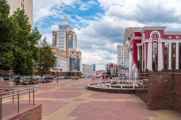 Saransk, Rusya - 25 Ağustos 2017: View Opera ve bale Tiyatrosu ve Ogarev Mordovia Devlet Üniversitesi şehir merkezinde.