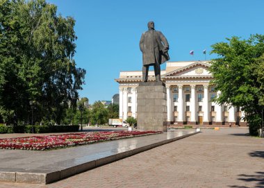 Tyumen, Rusya - 15 Temmuz 2018: Hükümet önündeki merkez meydanda Vladimir Lenin anıtı.