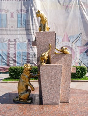 Tyumen, Rusya - 15 Temmuz 2018: Sibirya Kediler Parkı 'nda kedi ailesinin heykelleri.