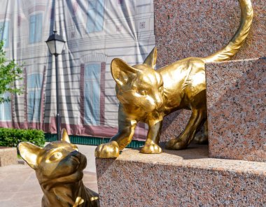 Tyumen, Rusya - 15 Temmuz 2018: Sibirya Kediler Parkı 'na yakın plan bir kedi yavrusu heykeli.