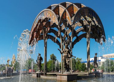 Tyumen, Rusya - 15 Temmuz 2018: Dönme dolabın arkasındaki Tsvetnoy Bulvarı 'ndaki 