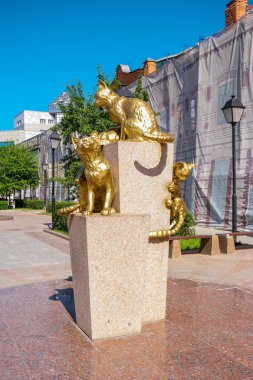 Tyumen, Rusya - 15 Temmuz 2018: Sibirya Kedileri Parkı 'nın Altın Kedileri.