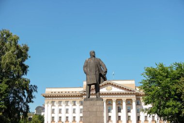 Tyumen, Rusya - 15 Temmuz 2018: Merkezi meydanda Vladimir Lenin anıtı.