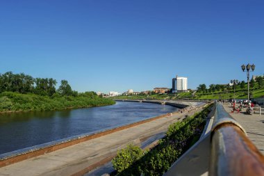 Tyumen, Rusya - 15 Temmuz 2018: Yürüme alanı olan Tura Nehri 'nin setinin manzarası.
