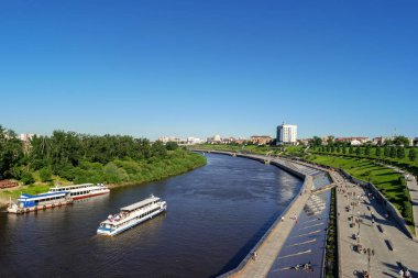 Tyumen, Rusya - 15 Temmuz 2018: Tura nehri üzerindeki Tyumen motorlu gemisi şehir manzaralı.