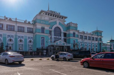 Omsk, Rusya - 16 Temmuz 2018: Demiryolu İstasyonu Binası 