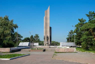 Omsk, Rusya - 17 Temmuz 2018: Zafer Bulvarındaki Kahramanlar Anıtı.