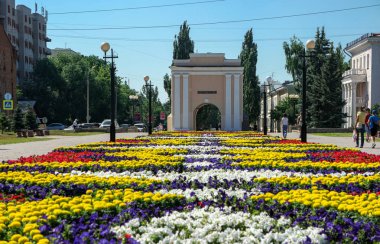 Omsk, Rusya - 17 Temmuz 2018: Tara Gates manzaralı sokak (Tarskiye vorota).