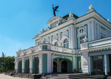 Omsk, Rusya - 17 Temmuz 2018: Omsk Devlet Akademik Tiyatrosu Cephesi.