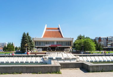 Omsk, Rusya - 17 Temmuz 2018: Omsk Devlet Müzik Tiyatrosu ve tiyatro meydanındaki çeşme.