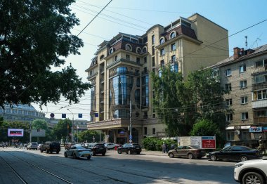 Novosibirsk, Rusya - 19 Temmuz 2018: Şehrin merkezinde Marriott Hotel ve Opera ve Bale Tiyatrosu.