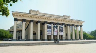 Novosibirsk, Rusya - 19 Temmuz 2018: Novosibirsk Devlet Akademik Opera ve Bale Tiyatrosu Colonnade.