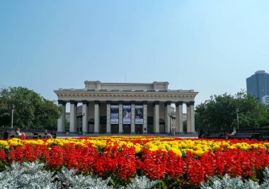 Novosibirsk, Rusya - 19 Temmuz 2018: Binanın Opera ve Bale Tiyatrosu cephesi.