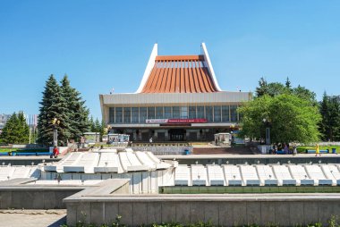 Omsk, Rusya - 17 Temmuz 2018: Omsk Devlet Müzik Tiyatrosu ve tiyatro meydanı toprakları.