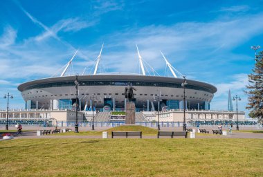 Saint Petersburg, Rusya - 19 Haziran 2019: Gazprom Arena önündeki Kirov Anıtı. 2020 Uefa Avrupa Futbol Şampiyonası için ev sahibi stadyum.