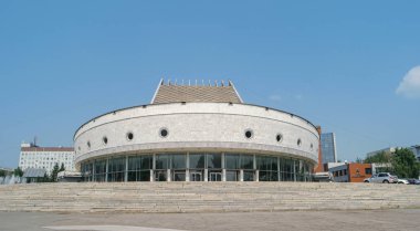 Novosibirsk, Rusya - 19 Temmuz 2018: Açık yaz gününde Novosibirsk Globus Tiyatrosu Cephesi.