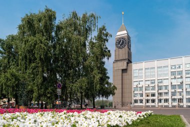 Şehir Saati 'nin görüntüsü. Rusya 'nın Krasnoyarsk kentindeki yönetimin yanındaki saat kulesi..