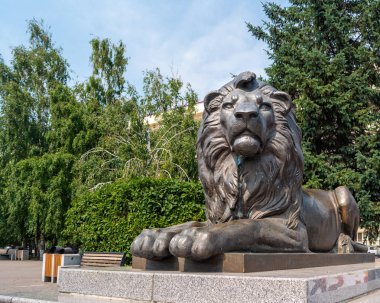 Krasnoyarsk, Rusya - 22 Temmuz 2018: Tiyatro meydanında bronz aslan heykeli.