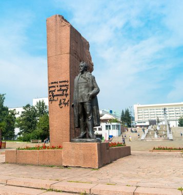 Krasnoyarsk, Rusya - 22 Temmuz 2018: Çehov anıtı ve Sibirya Çeşmesi nehirleri manzarası.