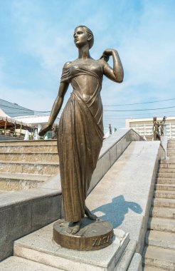 Krasnoyarsk, Rusya - 22 Temmuz 2018: Kızın heykeli, Sibirya nehri Khatanga 'yı simgeler. Sibirya Nehri Çeşmesi 'nin heykellerinden biri (Çeşme Reki Siberi)).