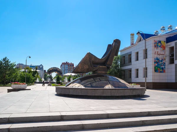 Tyumen Russia July 2018 Sculpture Tenderness Background Fountain Four Seasons — Stock Photo, Image