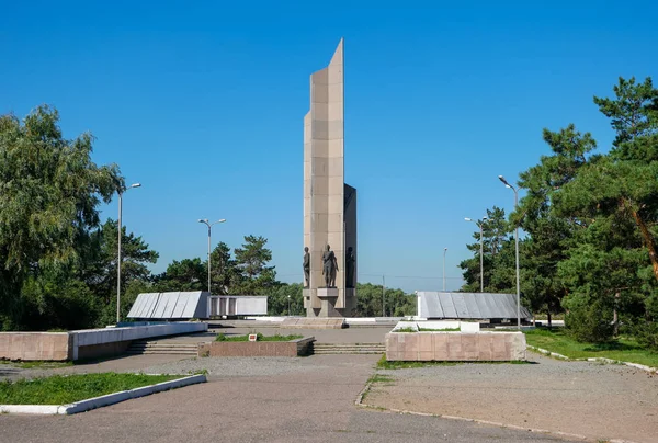 Omsk, Rusya - 17 Temmuz 2018: Zafer Bulvarındaki Kahramanlar Anıtı.