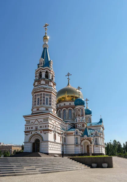 Punto Vista Bajo Catedral Asunción Soleado Día Verano Omsk Rusia —  Fotos de Stock