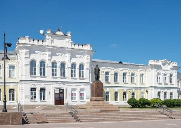 Omsk, Rusya - 17 Temmuz 2018: Antik binaların arka planında Lenin Anıtı.