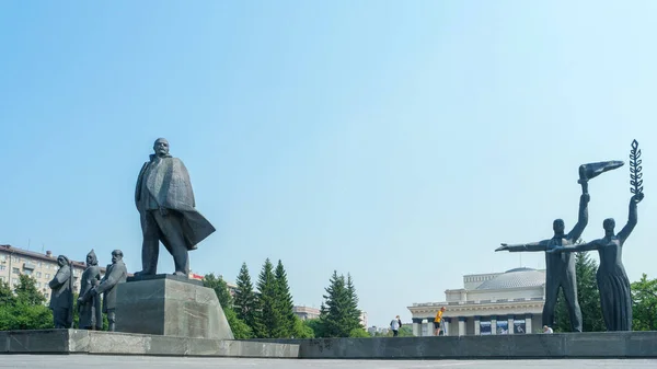 Novosibirsk, Rusya - 19 Haziran 2018: Opera ve Bale Tiyatrosu önündeki Vladimir Lenin Anıtı.