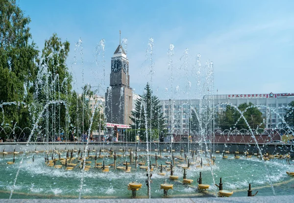 Krasnojarsk Rosja Lipca 2018 Fontanna Placu Teatralnym Przed Wieżą Zegarową — Zdjęcie stockowe