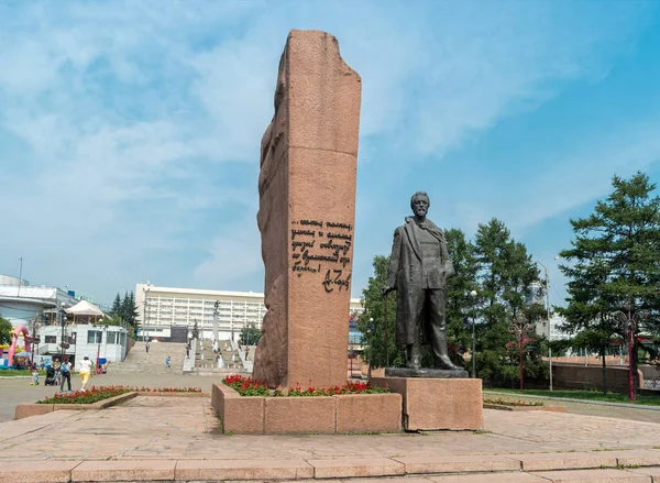 ロシア クラスノヤルスク2018年7月22日 イェニセイ川堤防上のチェーホフ記念碑 — ストック写真