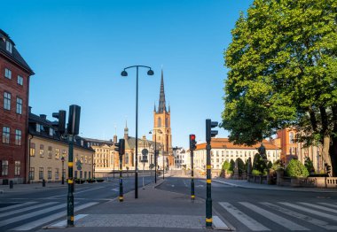 Riddarholmen adasına giden trafik ışıklarıyla dolu bir otoyol. Stockholm, İsveç 'in eski kısmı..